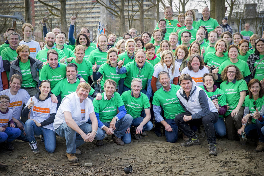 Arnhemse ondernemers, samen met Koning Willem-Alexander en Koningin Máxima, tijdens NLdoet in Arnhem