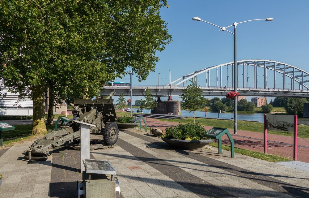Het Kasteel van Arnhem gezien over het water